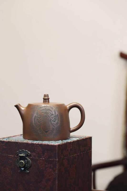 中国の青磁や唐の時代から知られる、紅色の釉膜を塗って装飾した「紫砂器」の一つである。