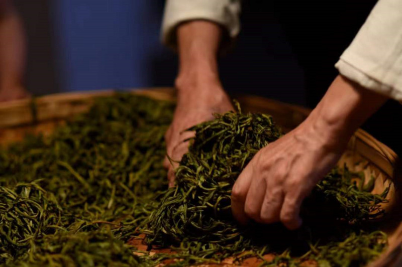 干仓普洱茶是一种中国黑茶，由生茶叶在自然条件下发酵而成的。它以独特的气味、丰富的口感和长期保留的营养价值而著称。干仓普洱茶产自云南普洱市，是中国最著名的黑茶之一。