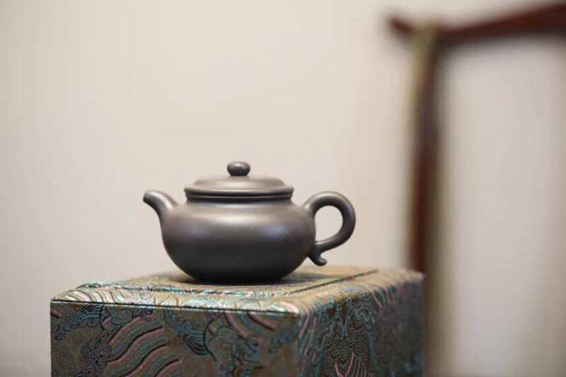 Té de cerámica azul y blanca Tipo Uno: copa imitando una antigua olla