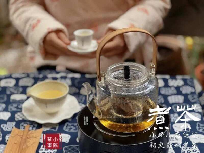 ¿Cuál de tantos equipos para hacer té, el horno de carbón, la estufa de cerámica eléctrica o la tetera, es más apropiado para preparar té en un ambiente cálido?