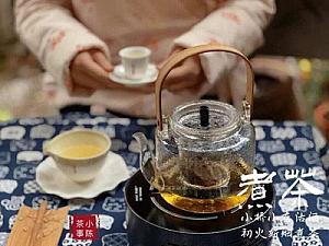 ¿Cuál de tantos equipos para hacer té, el horno de carbón, la estufa de cerámica eléctrica o la tetera, es más apropiado para preparar té en un ambiente cálido?