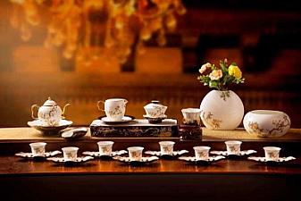 秋天来了，身体也开始感受季节的变化，尤其是鼻炎发作、皮肤干燥等问题。5个你一定不会拒绝的理由：1. 秋冬养生茶，一杯热呼呼的茶让你放松心情。2. 提高抗氧能力，防止人体衰老。3. 降低血压和胆固醇，健康饮食每天不应该少喝一个杯子。4. 抗炎和消毒作用，养生茶最适合秋季饮用。5. 加强肺功能和呼吸系统的免疫能力，预防各种感冒症状。