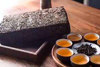 Can "gold flowers" in pu-erh tea be safely consumed?