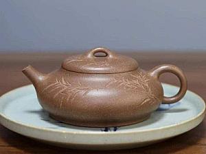 The sun surrounds the city walls, bamboo messages bring peace.