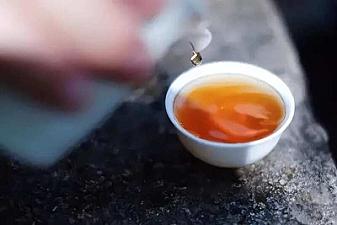 Amigos como el té, aroma suave y lejano.