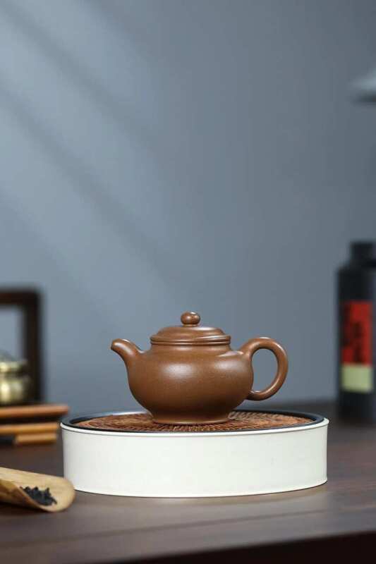 Le nouveau tuteur joue avec, une vraie bouteille en argile à usage pratique fabriquée à la main.